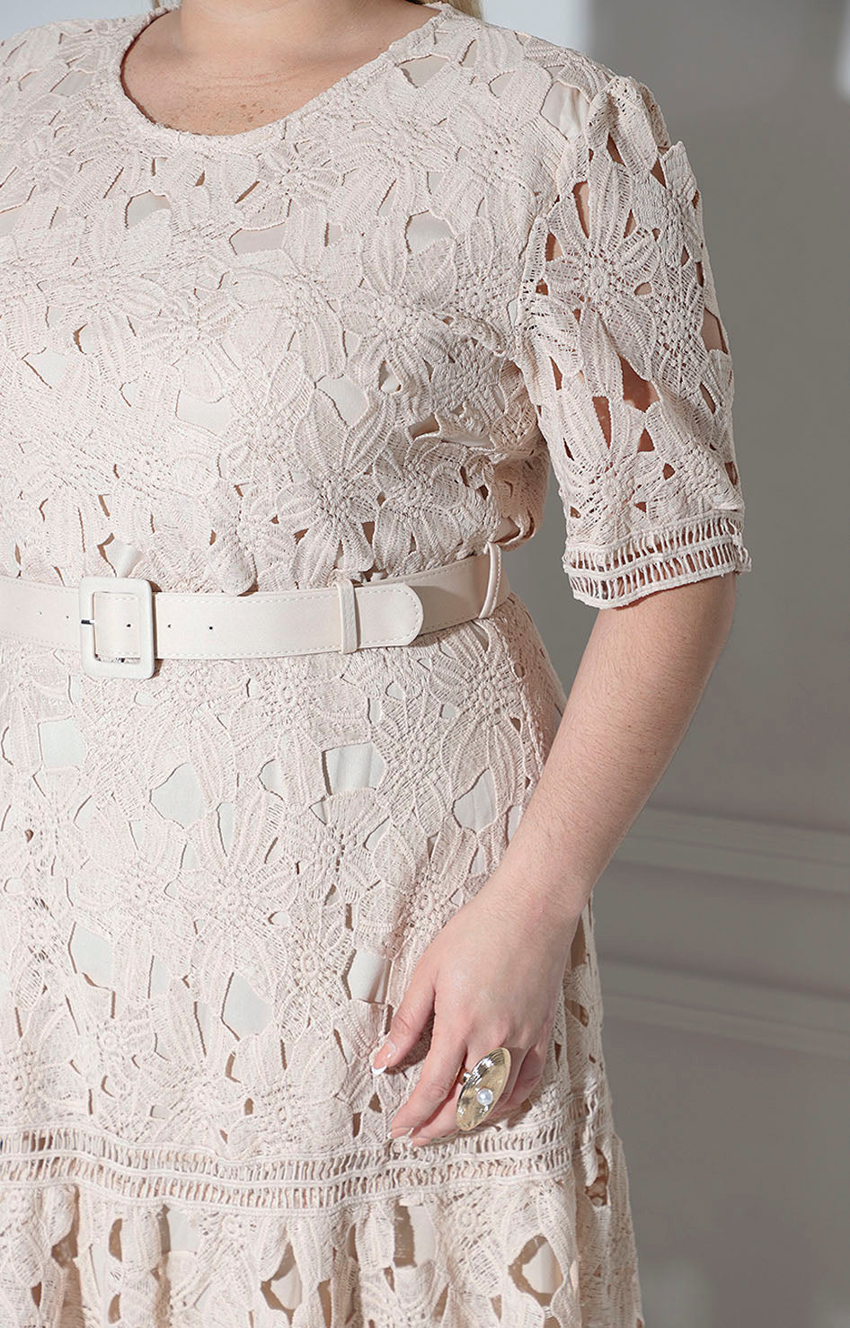 Vestido beige de encaje