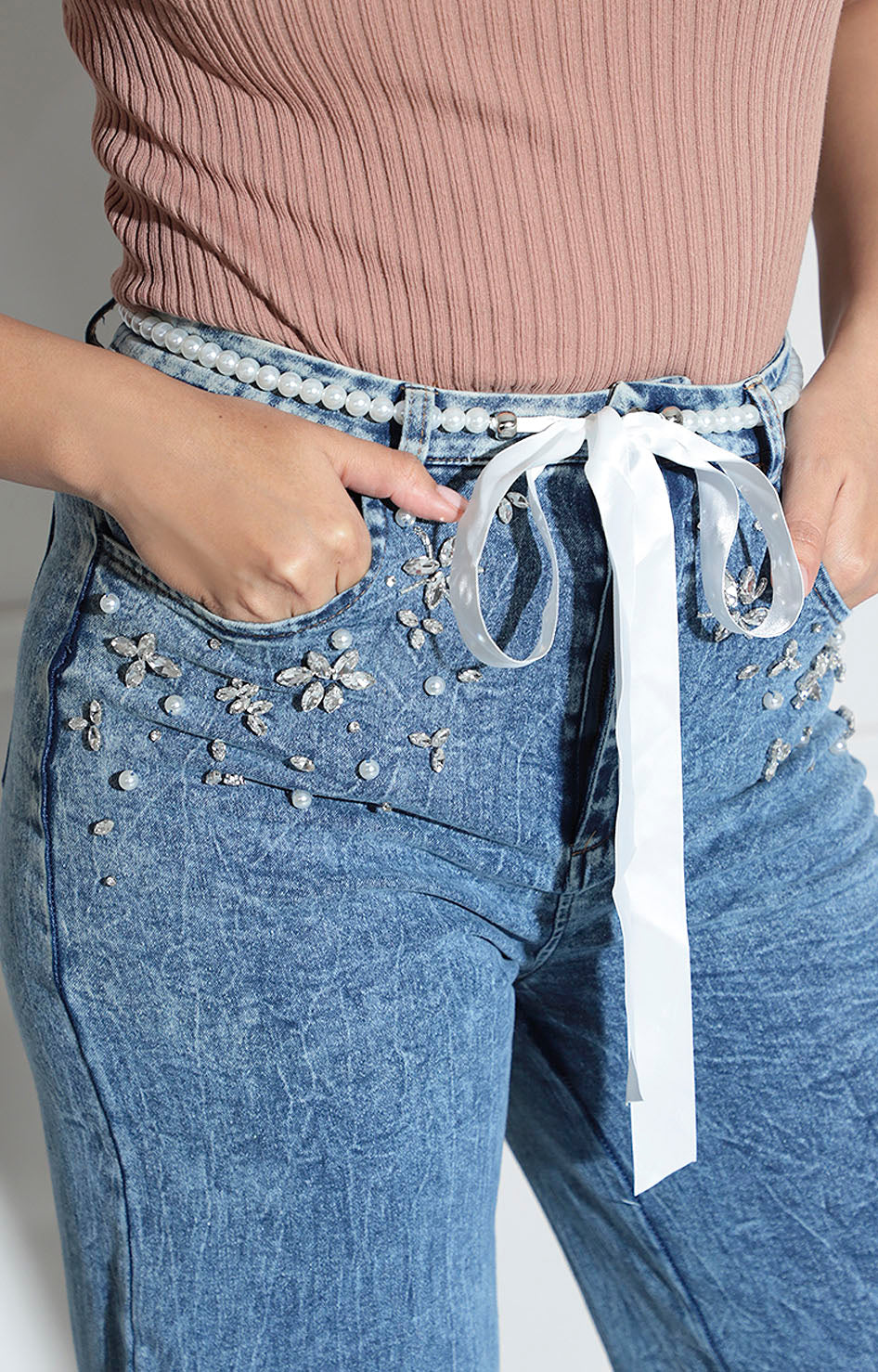 Pantalón de mezclilla con aplicaciones