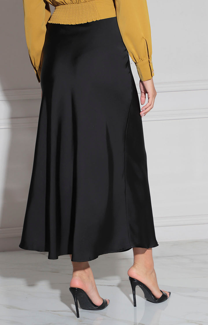 Falda negra satinada
