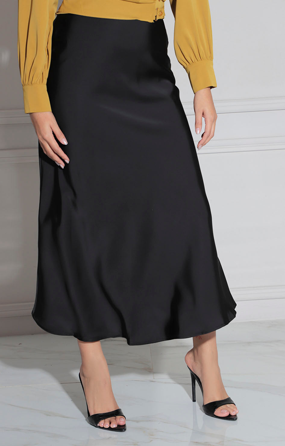 Falda negra satinada