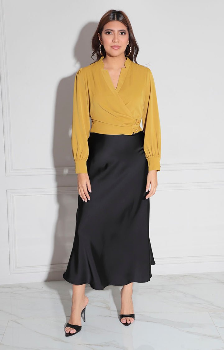 Falda negra satinada