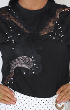 Blusa negra con bordado