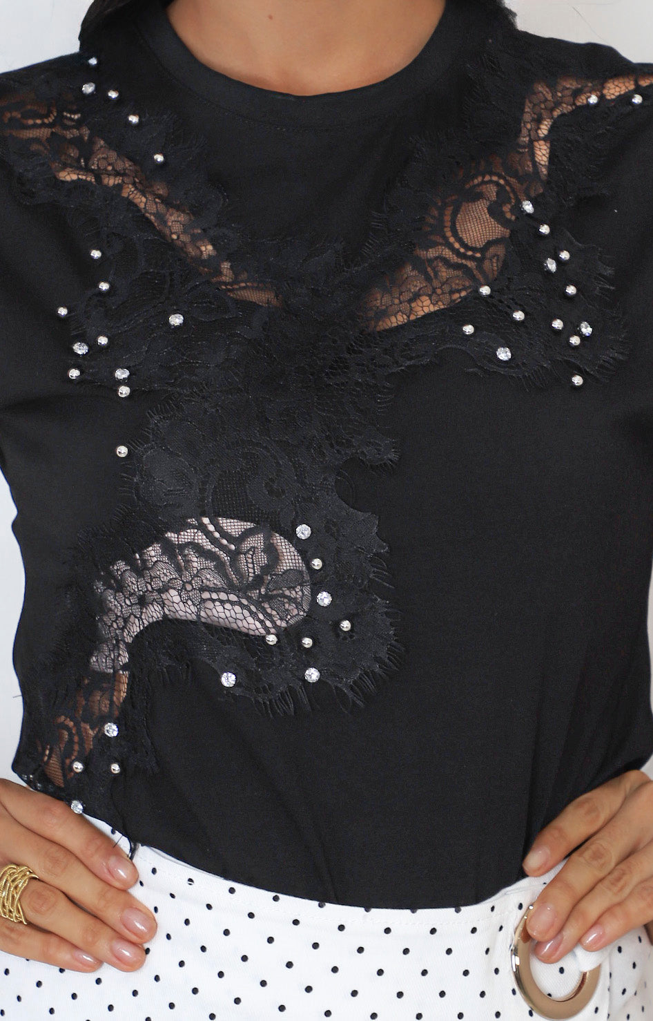 Blusa negra con bordado