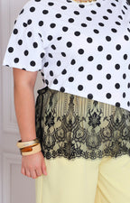 Blusa blanca con polka dots y encaje