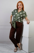 Blusa regular de Boutiquemirel con estampado de puntos y detalle de amarre, diseñada para un estilo casual y cómodo.