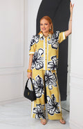 Conjunto amarillo floral gráfico