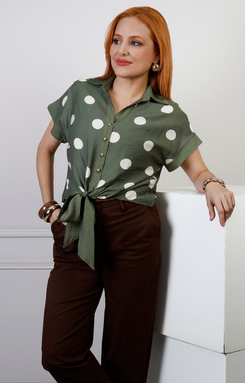 Blusa regular de Boutiquemirel con estampado de puntos y detalle de amarre, hecha de tela ligera y cómoda para el uso diario.