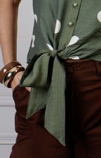 Blusa regular de Boutiquemirel con estampado de puntos y amarre en la parte frontal, tela ligera y estilo casual.