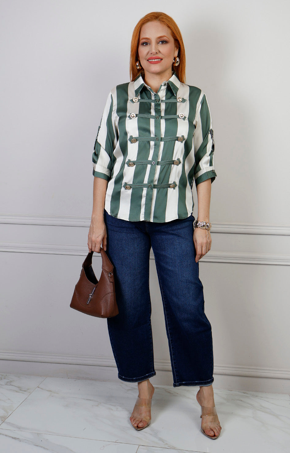 Blusa camisera regular de Boutiquemirel con rayas verticales y detalles dorados, visible en la imagen.