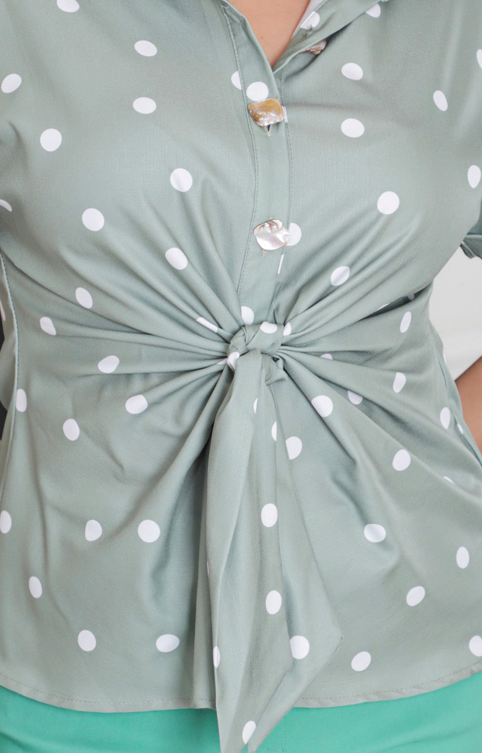 Blusa verde con estampado polka dots