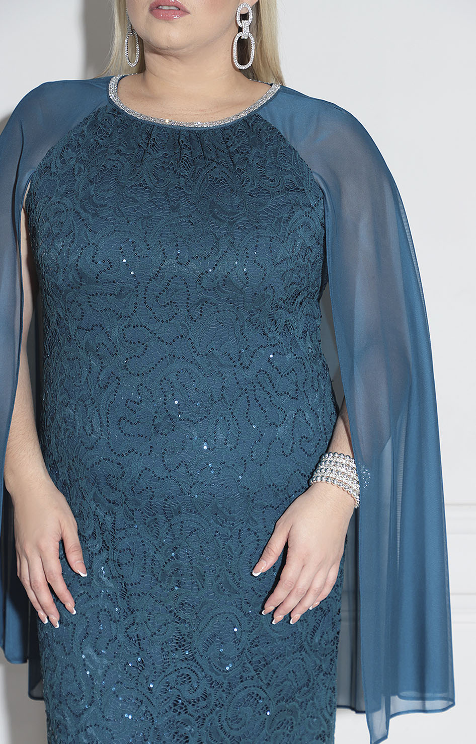 Vestido azul con capa