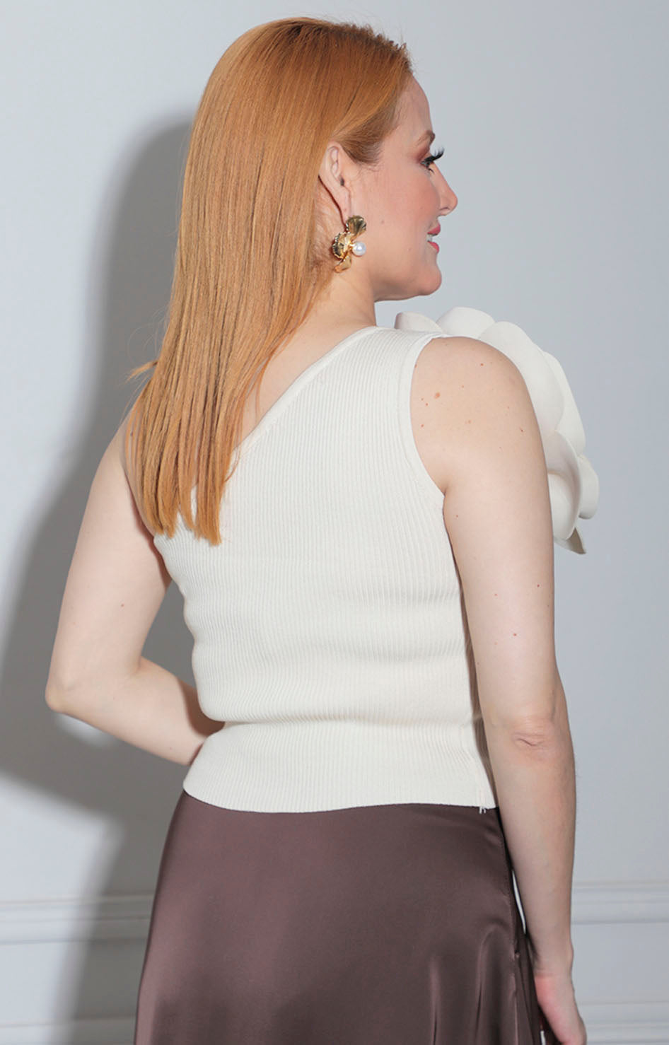 Blusa beige con maxi flor