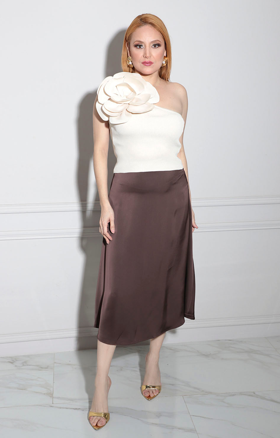 Blusa beige con maxi flor