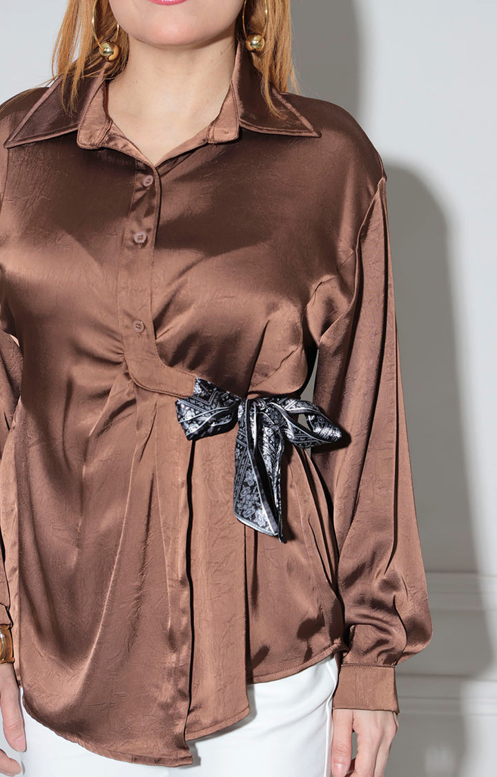 Blusa café satinada