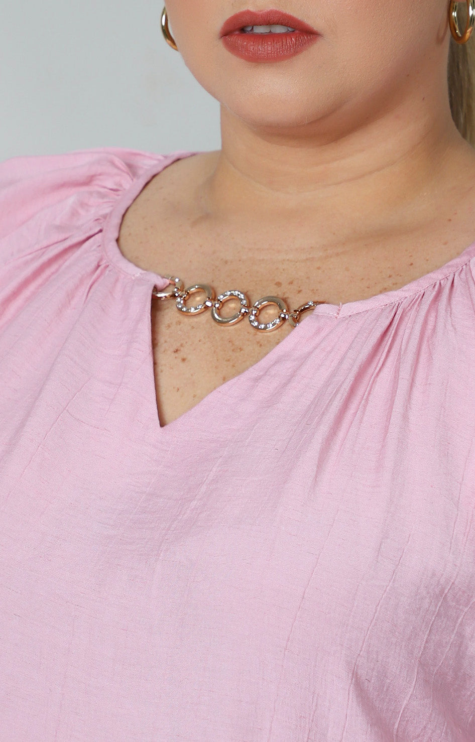 Conjunto con blusa escote en V y detalle dorado