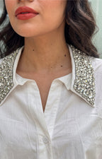 Blusa blanca con aplicaciones de brillos
