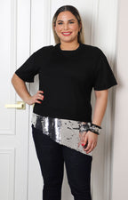 Blusa negra asimétrica de Boutiquemirel con bajo texturizado, modelo curvy