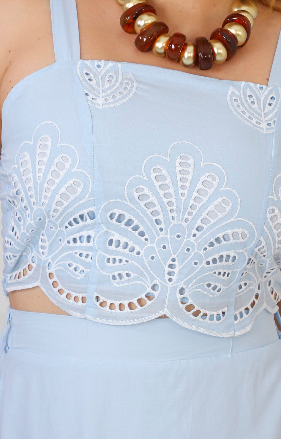 Conjunto azul con bordado calado