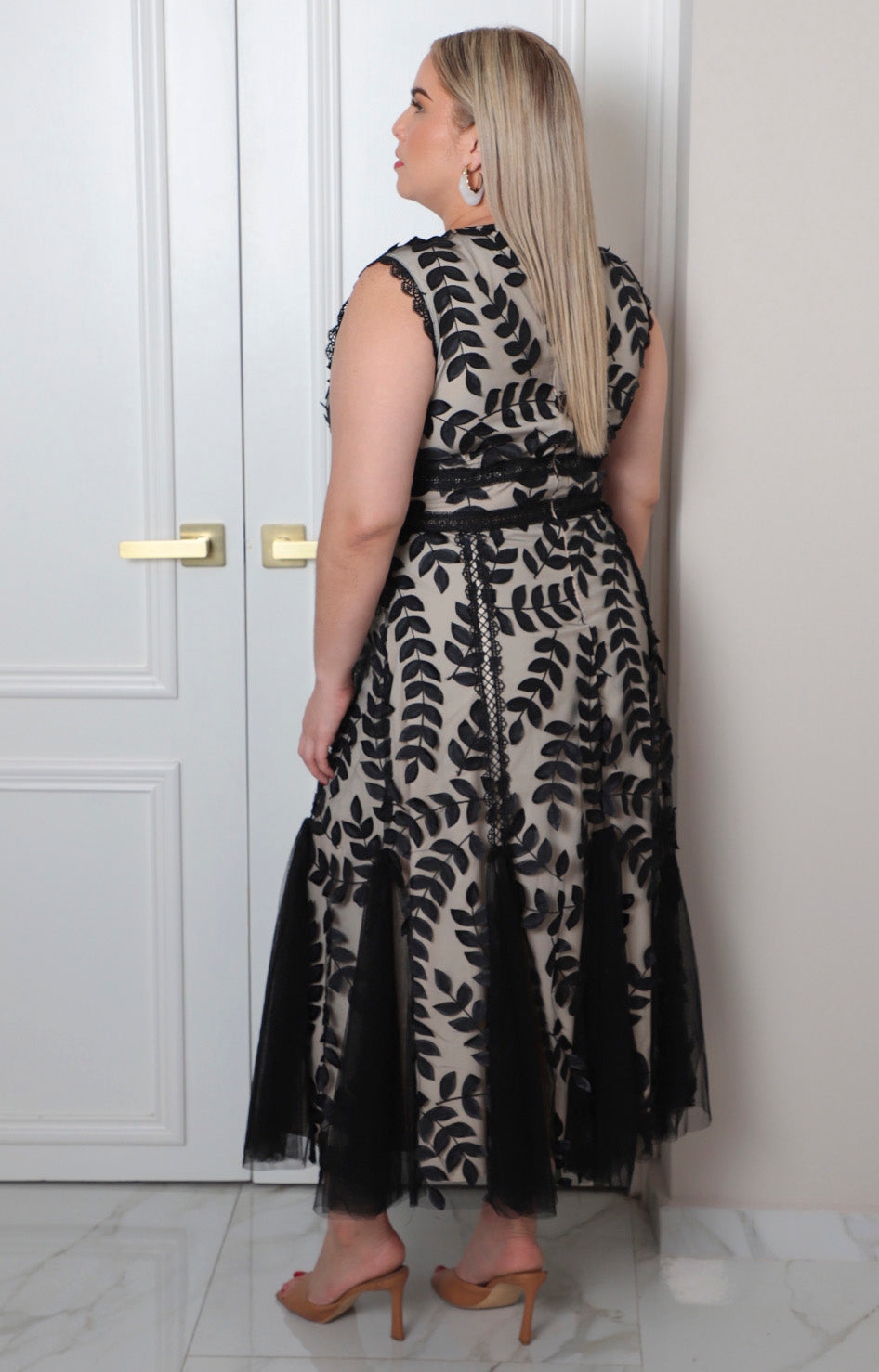 Vestido corto curvy de Boutiquemirel con hojas bordadas en la parte superior y diseño elegante para ocasiones especiales.