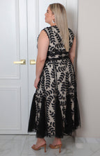 Vestido corto curvy de Boutiquemirel con hojas bordadas en la parte superior y diseño elegante para ocasiones especiales.