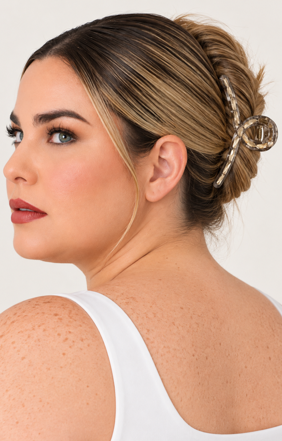 Pinza para cabello color café de la marca Boutiquemirel, herramienta de peluquería con diseño resistente y elegante.