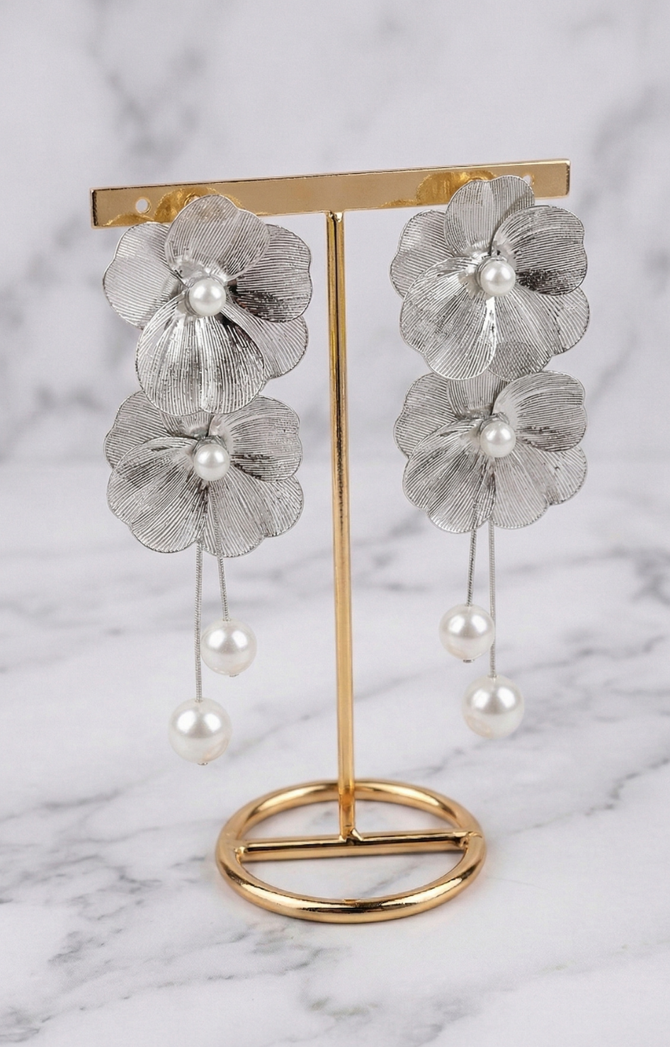 Aretes plateados flores con perlas - ARETES Boutiquemirel 