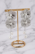 Aretes plateados flores con perlas - ARETES Boutiquemirel 