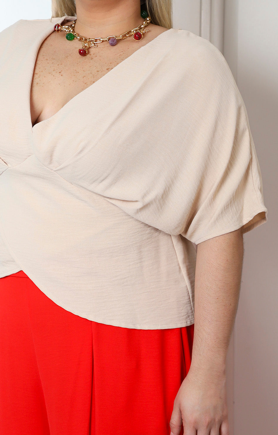 Blusa beige con cuello en V y fruncido
