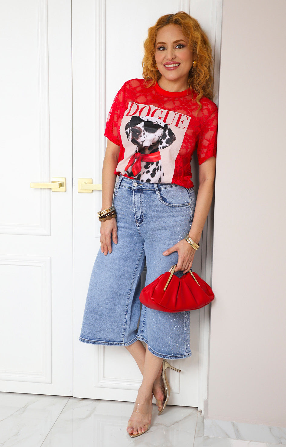 Blusa roja de encaje con estampado gráfico