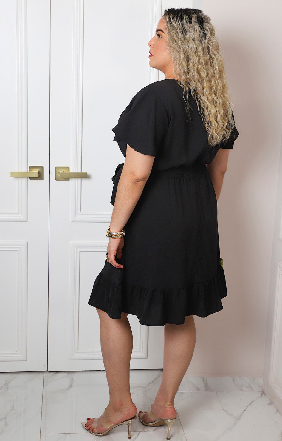 Vestido cruzado con escote en V y lazo