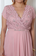 Vestido largo rosa con encaje en busto