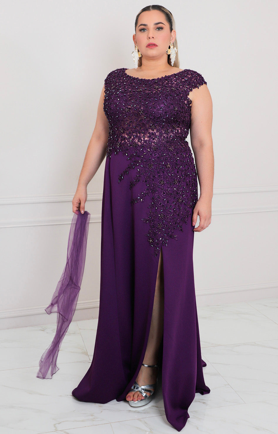 Vestido con pedrería y apertura