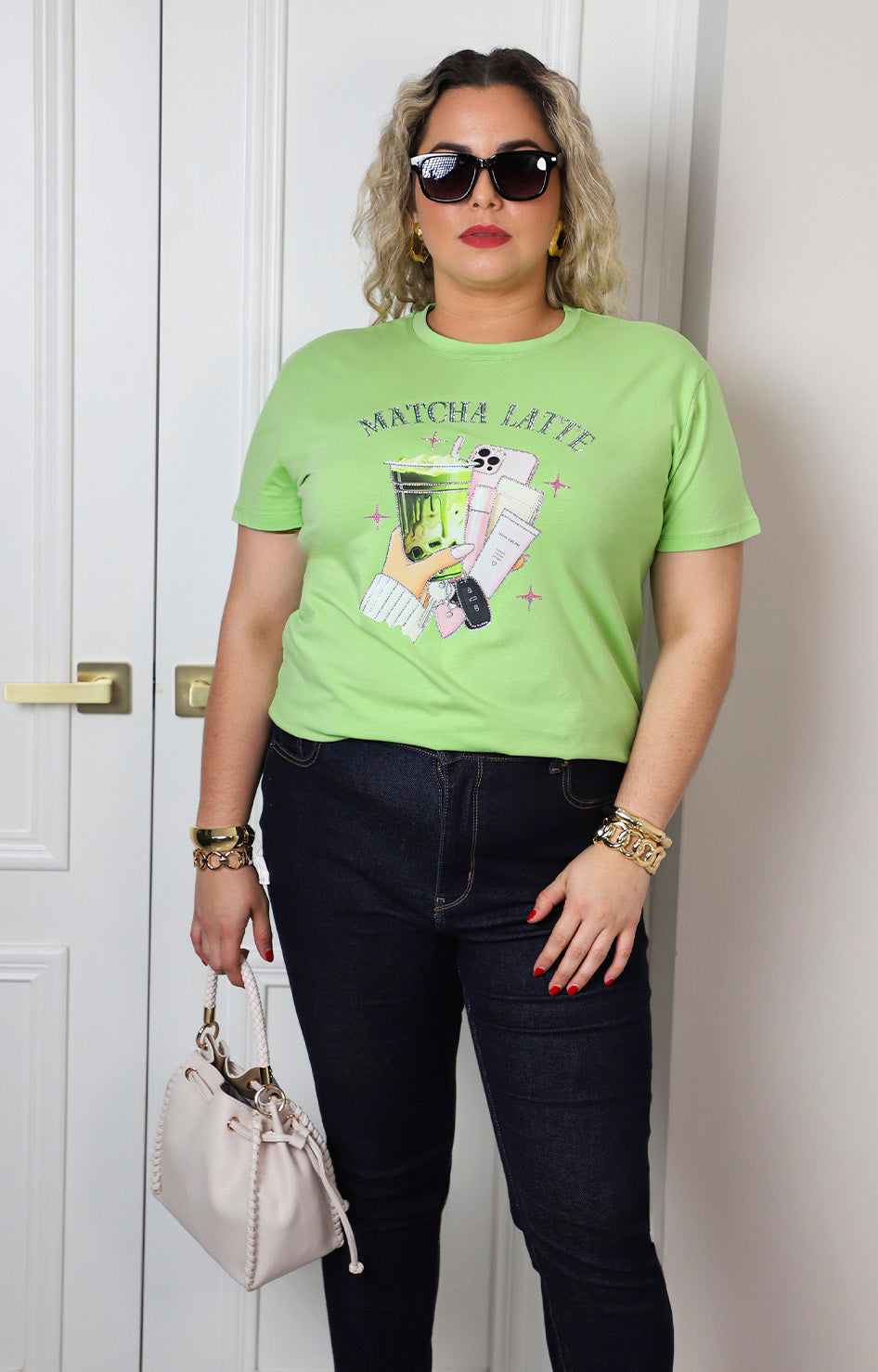 Blusa verde con estampado y aplicaciones