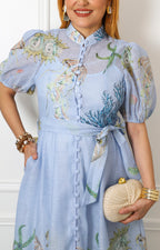 Vestido azul largo con estampado floral