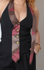 Chaleco negro con corbata