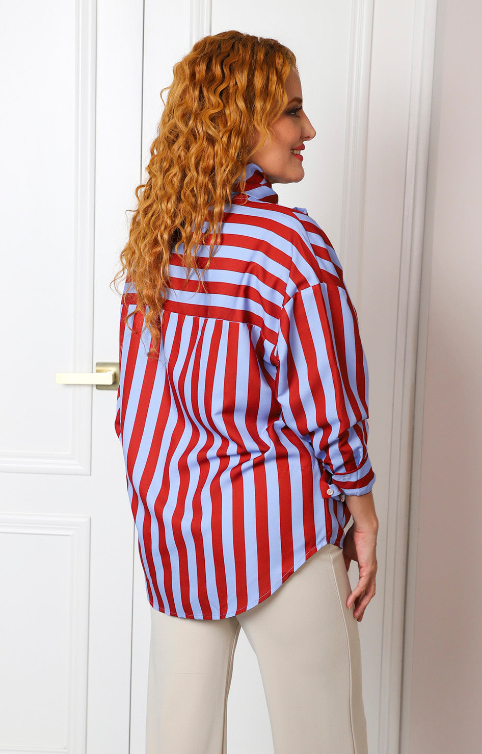 Blusa satinada con rayas y lazo