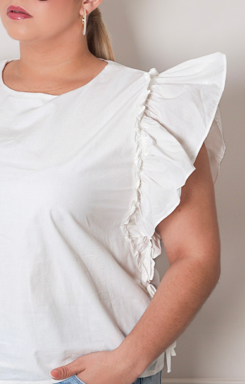 Blusa blanca con volante - BLUSAS CURVY Boutiquemirel 