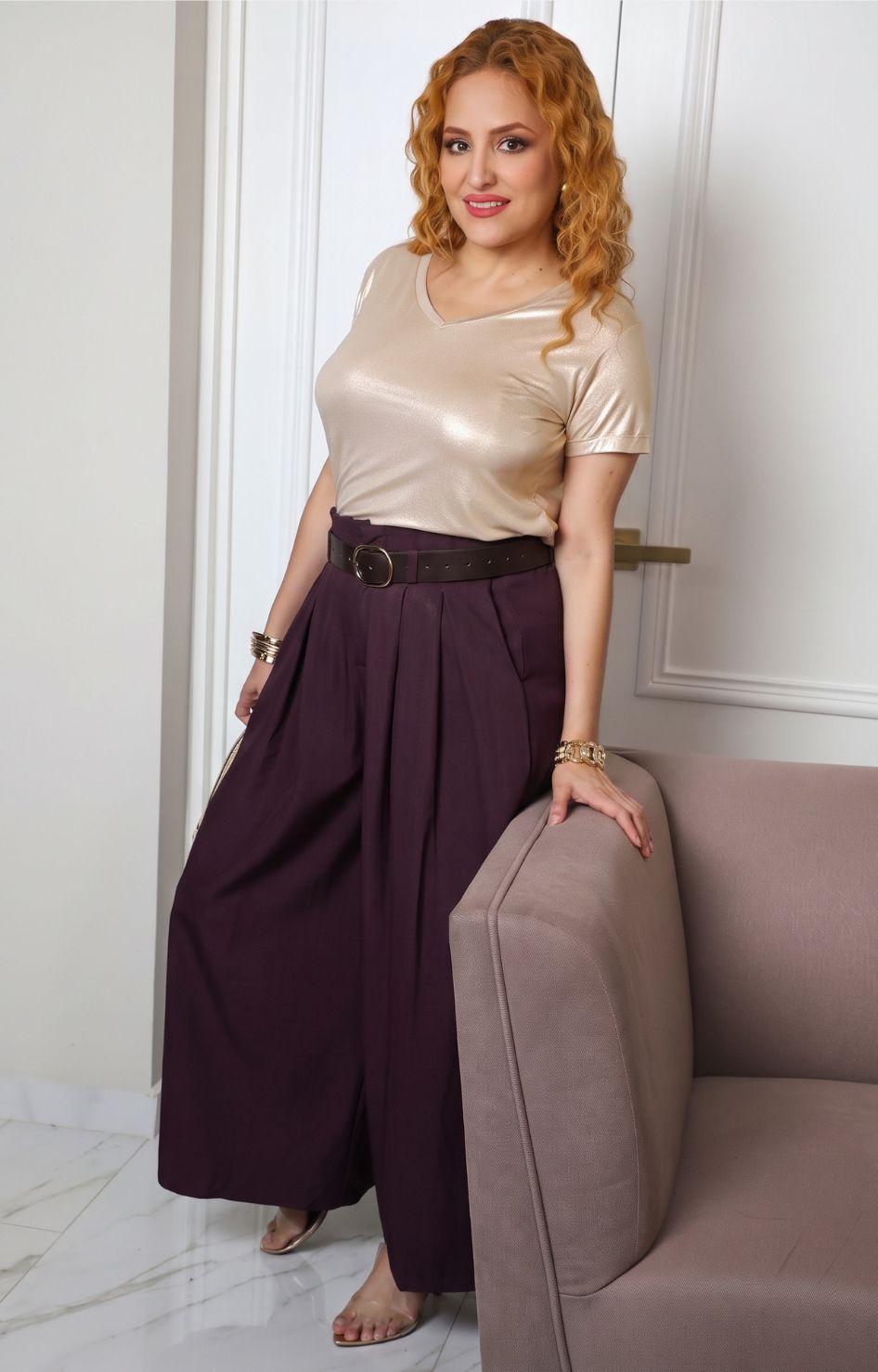 Pantalón plisado de pierna ancha con cinturón