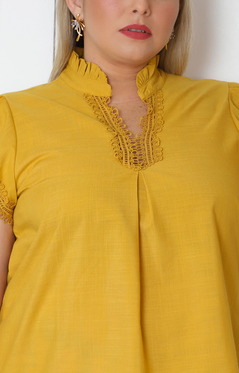 Blusa con encaje y mangas bordadas