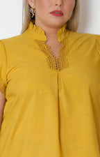 Blusa con encaje y mangas bordadas