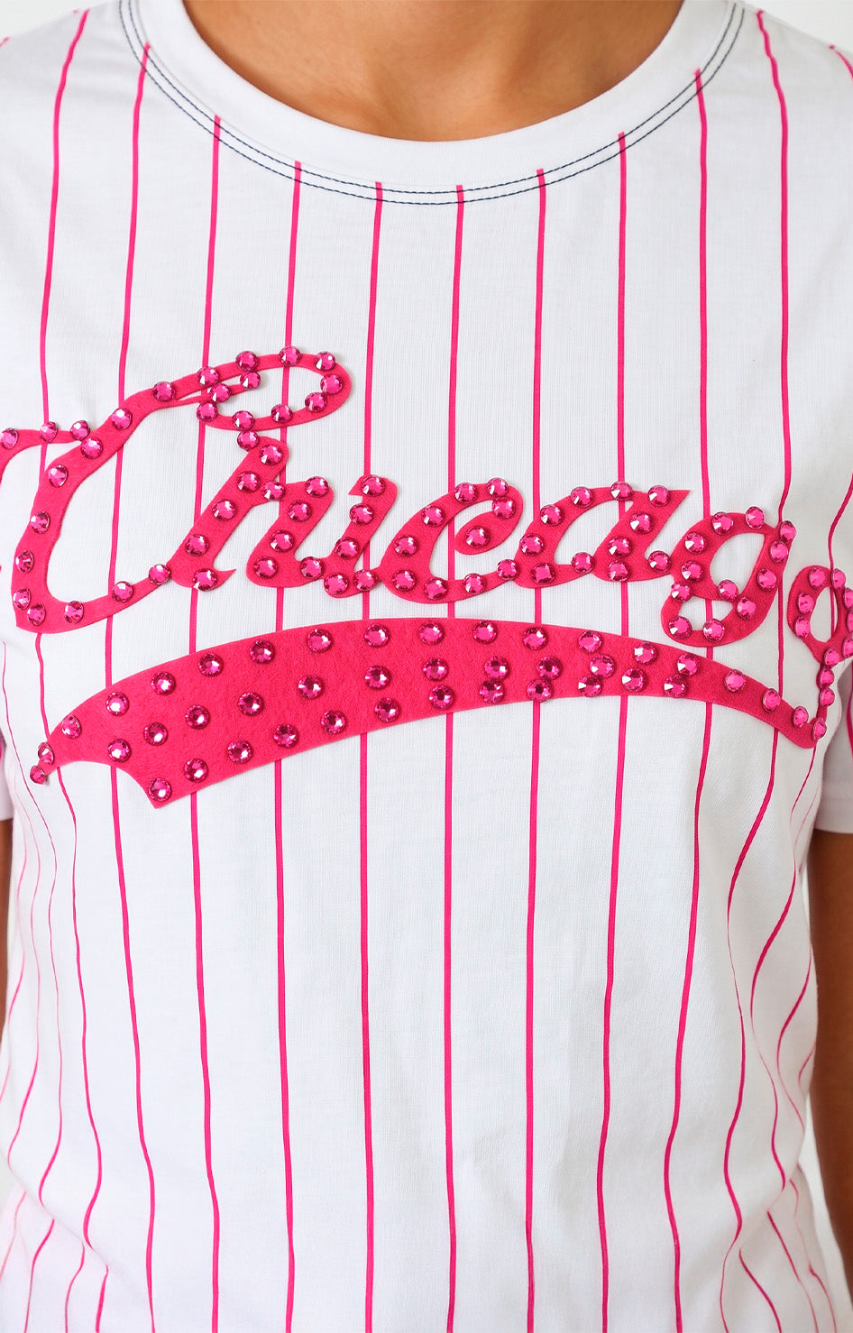 Blusa de rayas y aplicaciones de brillo