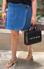 Falda short cruzada de mezclilla curvy de la marca Roman, elegante y ajustada, en color azul claro.