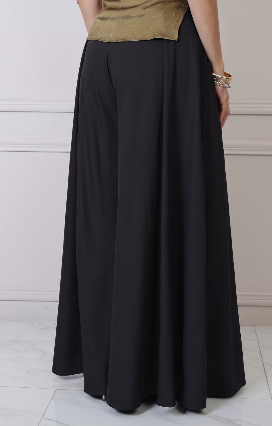 Pantalón amplio de estilo regular de la marca Boutiquemirel, pantalón cómodo y de corte suelto, en color neutro.