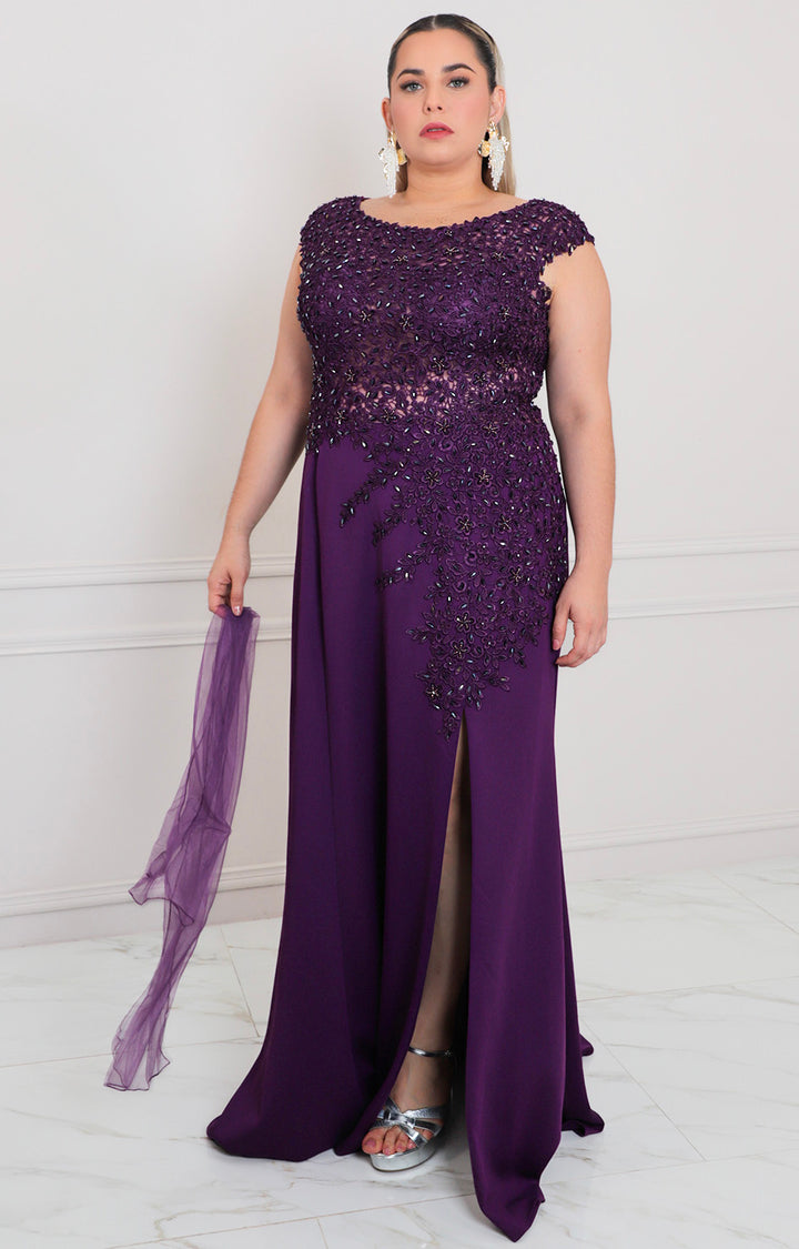 Vestido con pedrería y apertura