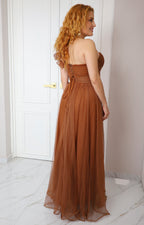 Vestido largo un hombro con tul drapeado de Boutiquemirel, diseño elegante y femenino, en color neutro, con detalles de tul y drapeado.