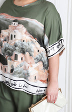 Conjunto curvy de Boutiquemirel con estampado de paisaje mediterráneo, camisa y pantalones cómodos y coloridos.