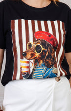 Blusa regular Boutiquemirel con estampado gráfico de perro, manga larga y diseño casual en tela ligera.