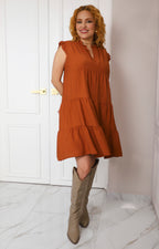 Vestido con cuello en V y olanes