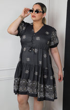 Vestido corto con bordados florales