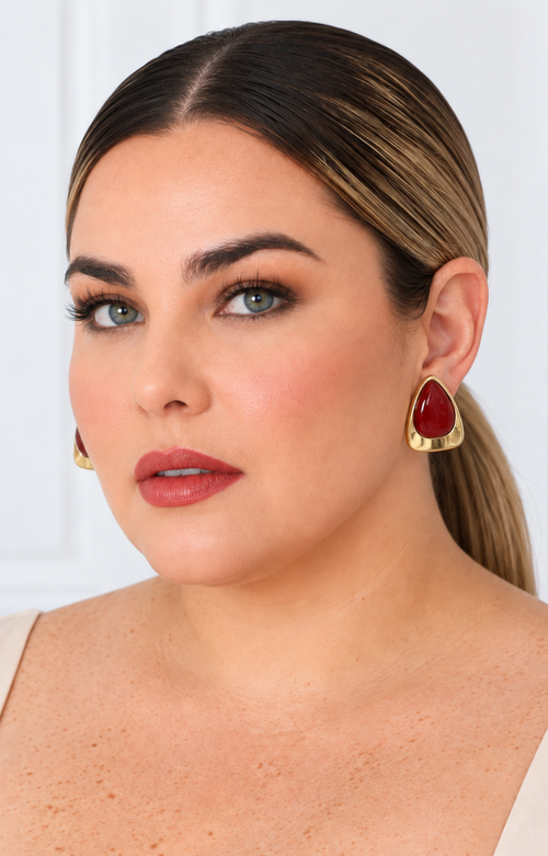 Aretes botón de Boutiquemirel con piedra central, accesorios elegantes y sencillos para mujer.